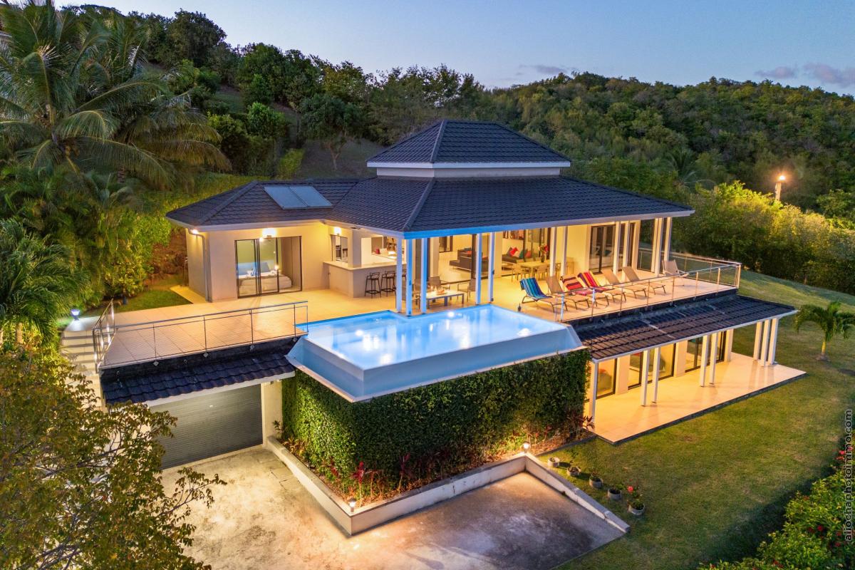 Location villa Martinique drone de nuit côté entrée 